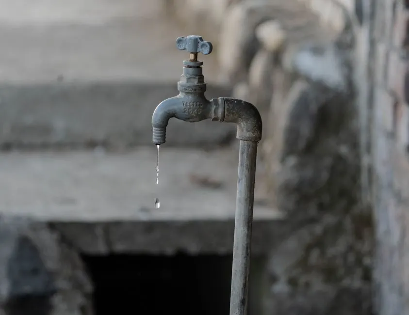 Outdoor tap with a slow drip